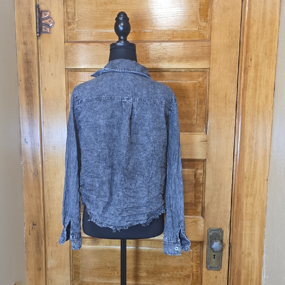 Sweet Rain Gray with Beaded Pearl Accents Button Down Shirt M - Picture 4 of 4